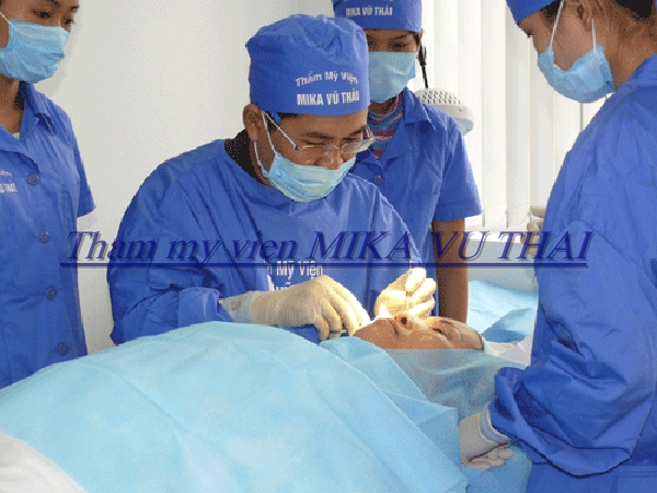 Bác sĩ sẽ sử dụng sụn sườn thay thế nếu sụn vách ngăn không đủ lực