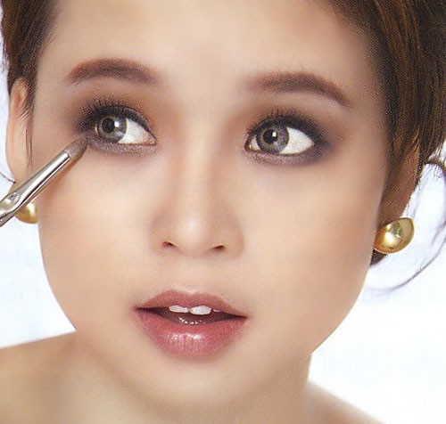 Tránh thoa phấn vào vết sẹo phẫu thuật cắt mí